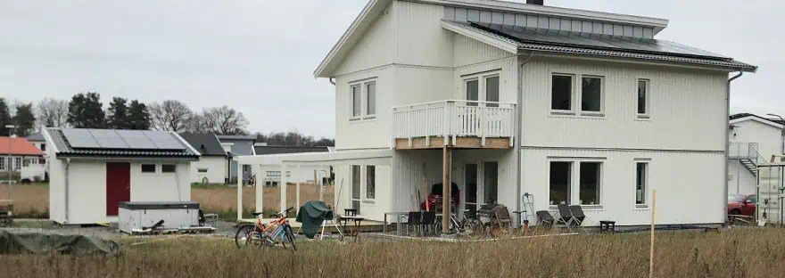 Solceller och laddbox på nybyggt hus i Enköping