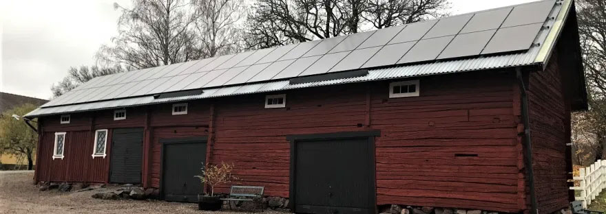 Installation av solceller på äldre gård i Enköping