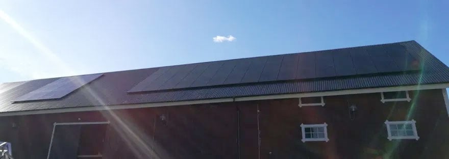 Installation av solpaneler på gård söder om Heby