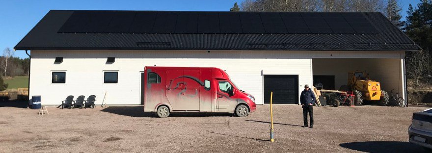 Solpaneler på nybyggt stall utanför Enköping