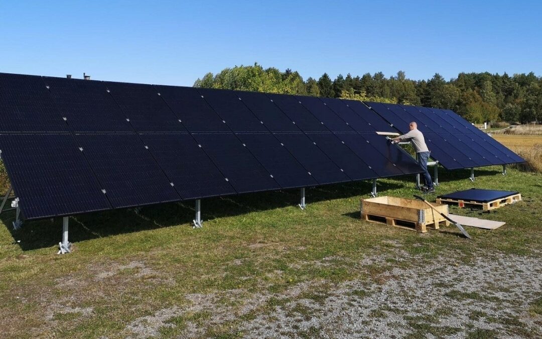 Installation av solpaneler på markställning