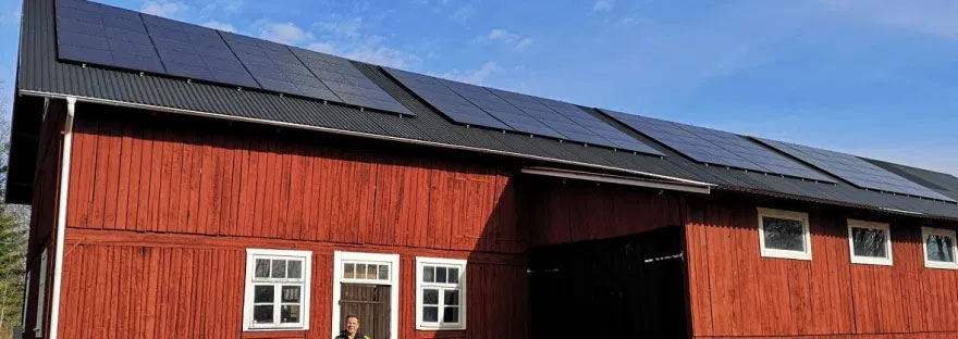 Installation av solpaneler på gård utanför Västerås